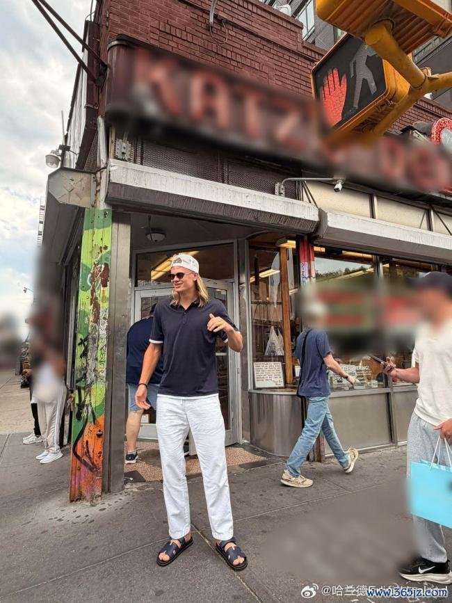哈兰德和女友全部逛纽约 梅开二度能干天下杯